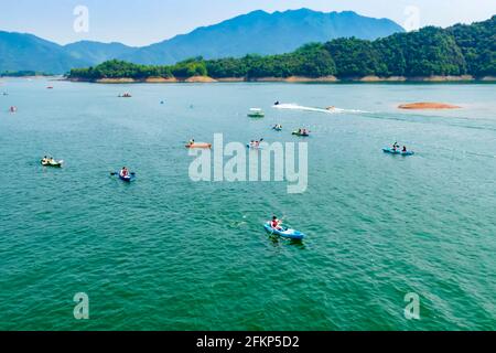 Hangzhou. 2 maggio 2021. La foto aerea scattata il 2 maggio 2021 mostra i turisti che giocano in un parco di divertimenti a Qiandaohu Township, Contea di Chun'an della provincia di Zhejiang della Cina orientale. Le persone possono praticare attività all'aperto durante la vacanza di cinque giorni in Cina, il giorno di maggio. Credit: MAO Yongfeng/Xinhua/Alamy Live News Foto Stock