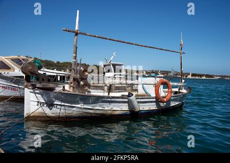 barche da pesca tradizionali ormeggiate nel porto di mahon a menorca spagna Foto Stock