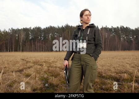 Gosia Znaniecka lavora per OTOP (società polands per la protezione degli uccelli sulle terre umide della valle di Rospuda. I progetti di costruzione di un'autostrada attraverso le Polands, la valle di Rospuda, un'area di terra di paterie praticamente intatta al confine con la Lituania, hanno scatenato una grande controversia sia in Polonia che a Bruxelles con gli ambientalisti che avvertono che potrebbe avere un effetto catastrofico sulla fauna locale. La via Baltica mira a collegare gli stati baltici alla Scandinavia e faciliterà il commercio tra le due regioni di David Sandison Foto Stock