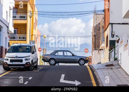 Auto Mercedes Benz vuota parcheggiata attraverso un incrocio stradale a Los Abrigos, Tenerife, Isole Canarie, Spagna Foto Stock