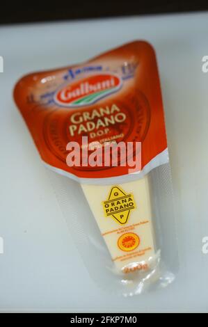 POZNAN, POLONIA - 29 novembre 2015: Galbani Grana Padano formaggio italiano su tavola Foto Stock