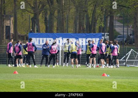 Amburgo, Germania. 03 maggio 2021. Calcio, 2 ° Bundesliga, Hamburger SV allenamento, Volksparkstadion campo di allenamento: Nuovo allenatore Horst Hrubesch (sinistra) parla con i suoi giocatori. Hrubustch assume la testa della squadra fino alla fine della stagione. Credit: Marco Brandt/dpa/Alamy Live News Foto Stock