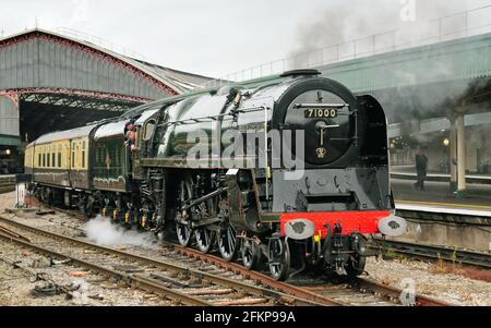 Unico BR Standard Class 8P Pacific No 71000 Duca di Gloucester in attesa alla stazione Bristol Temple Meads prima di trasportare il Torbay Express 18.07.2010. Foto Stock