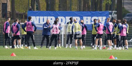 Amburgo, Germania. 03 maggio 2021. Calcio, 2 ° Bundesliga, Hamburger SV allenamento, Volksparkstadion campo di allenamento: Nuovo allenatore Horst Hrubesch (sinistra) parla con i suoi giocatori. Hrubustch assume la testa della squadra fino alla fine della stagione. Credit: Marco Brandt/dpa/Alamy Live News Foto Stock