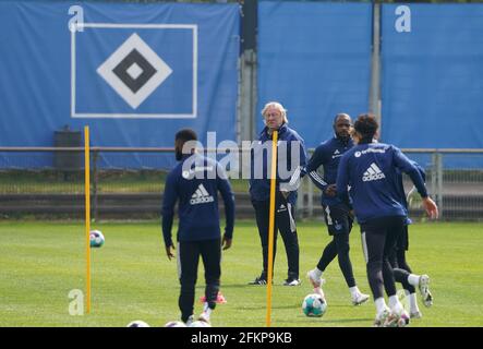 Amburgo, Germania. 03 maggio 2021. Calcio, 2 ° Bundesliga, Hamburger SV allenamento, Volksparkstadion campo di allenamento: Nuovo allenatore Horst Hrubesch (2 ° da sinistra) parla con i suoi giocatori. Hrubustch assume la testa della squadra fino alla fine della stagione. Credit: Marco Brandt/dpa/Alamy Live News Foto Stock