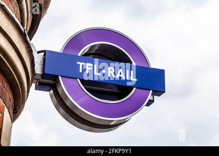 Segnale viola per la stazione ferroviaria TFL (Forest Gate Station, Londra, Regno Unito) Foto Stock