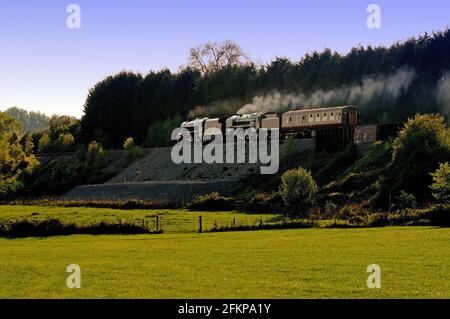 In serata Sunshine Black Five No 45305 e BR Standard No 70013 Oliver Cromwell dirigiti ad ovest con il pullman di supporto per ritirare la Great Britain 4 railtour. Foto Stock