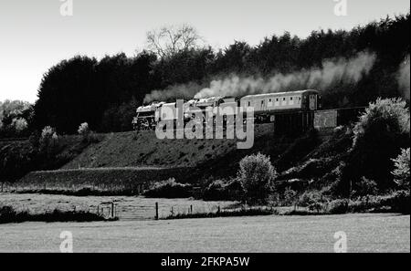 In serata Sunshine Black Five No 45305 e BR Standard No 70013 Oliver Cromwell dirigiti ad ovest con il pullman di supporto per ritirare la Great Britain 4 railtour. Foto Stock