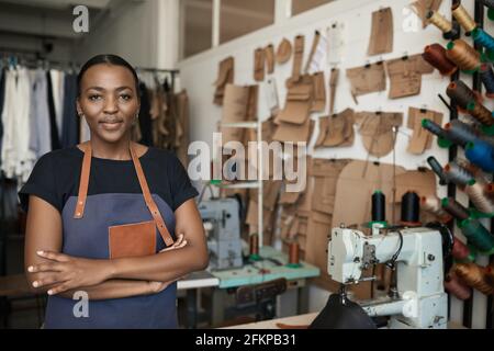 Giovane donna africana lavoratrice di pelle in piedi nel suo studio Foto Stock