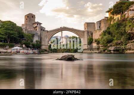 Stari più ponte nel centro storico di Mostar, BIH Foto Stock