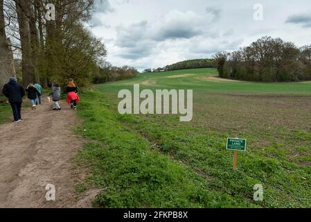 Chorleywood, Regno Unito. 3 maggio 2021. Le persone passano un cartello privato che indica il confine tra un sentiero pubblico e un terreno agricolo. Durante il blocco pandemico del coronavirus in corso, molte persone si sono divertite a esplorare la loro zona locale andando a piedi. L'aumento della caduta ha spinto alcuni proprietari terrieri a offrire delicati promemoria per informare le persone dove possono o non possono camminare. Credit: Stephen Chung / Alamy Live News Foto Stock