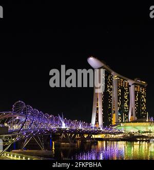 Marina Bay Sands Hotel Singapore illuminato di notte Foto Stock