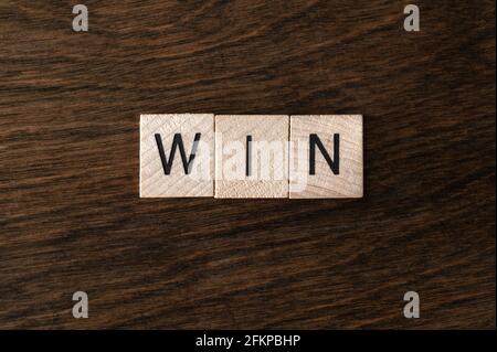 Piastrelle di legno Spell out 'Win' Foto Stock