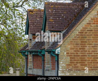 linea del tetto di una casa inglese in mattoni rossi Foto Stock