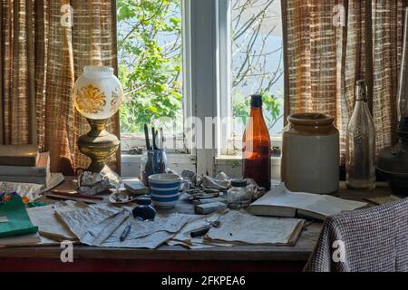 All'interno della scritta di Dylan Thomas Shed si affaccia sull'estuario del Taf, Laugharne, Carmarthenshshire Foto Stock