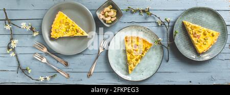 Tre pezzi di torta di rabarbaro su sfondo grigio rustico in legno, vista dall'alto Foto Stock
