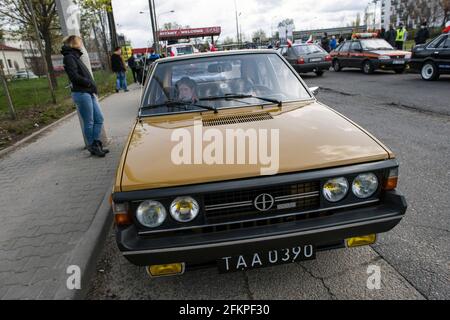 Un Polonez classico è presentato durante il rally fuori dalla UST (Passenger Car Factory) a Varsavia. Collezionisti e proprietari di auto noto come Polonez ha segnato il 43° compleanno della vettura a Varsavia. L'UST Polonez è un'autovettura sviluppata in Polonia in collaborazione con Fiat e prodotta da Fabryka samochodów Osobowych (Passenger Car Factory) - meglio conosciuta come UST - dal 1978 al 2002. E' stato un nuovo progetto hatchback di Giorgetto Giugiaro. Il veicolo è stato un successo assoluto dei tempi comunisti in Polonia, anche molto famoso nel cosiddetto blocco orientale. (Foto di Attila Husejnow/S. Foto Stock