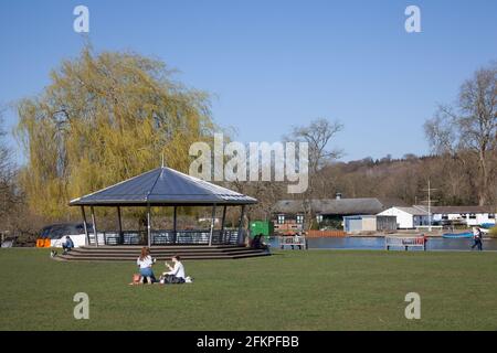 Persone che si rilassano vicino al Tamigi in Henley sul Tamigi in Oxfordshire nel Regno Unito Foto Stock