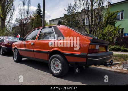 Un Polonez classico è presentato durante il rally fuori dalla UST (Passenger Car Factory) a Varsavia. Collezionisti e proprietari di auto noto come Polonez ha segnato il 43° compleanno della vettura a Varsavia. L'UST Polonez è un'autovettura sviluppata in Polonia in collaborazione con Fiat e prodotta da Fabryka samochodów Osobowych (Passenger Car Factory) - meglio conosciuta come UST - dal 1978 al 2002. E' stato un nuovo progetto hatchback di Giorgetto Giugiaro. Il veicolo è stato un successo assoluto dei tempi comunisti in Polonia, anche molto famoso nel cosiddetto blocco orientale. (Foto di Attila Husejnow/S. Foto Stock