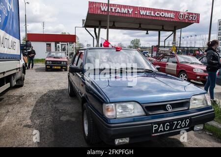 Un Polonez classico è presentato durante il rally fuori dalla UST (Passenger Car Factory) a Varsavia. Collezionisti e proprietari di auto noto come Polonez ha segnato il 43° compleanno della vettura a Varsavia. L'UST Polonez è un'autovettura sviluppata in Polonia in collaborazione con Fiat e prodotta da Fabryka samochodów Osobowych (Passenger Car Factory) - meglio conosciuta come UST - dal 1978 al 2002. E' stato un nuovo progetto hatchback di Giorgetto Giugiaro. Il veicolo è stato un successo assoluto dei tempi comunisti in Polonia, anche molto famoso nel cosiddetto blocco orientale. (Foto di Attila Husejnow/S. Foto Stock