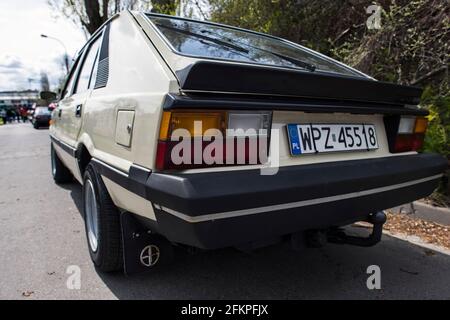 Un Polonez classico è presentato durante il rally fuori dalla UST (Passenger Car Factory) a Varsavia. Collezionisti e proprietari di auto noto come Polonez ha segnato il 43° compleanno della vettura a Varsavia. L'UST Polonez è un'autovettura sviluppata in Polonia in collaborazione con Fiat e prodotta da Fabryka samochodów Osobowych (Passenger Car Factory) - meglio conosciuta come UST - dal 1978 al 2002. E' stato un nuovo progetto hatchback di Giorgetto Giugiaro. Il veicolo è stato un successo assoluto dei tempi comunisti in Polonia, anche molto famoso nel cosiddetto blocco orientale. Foto Stock