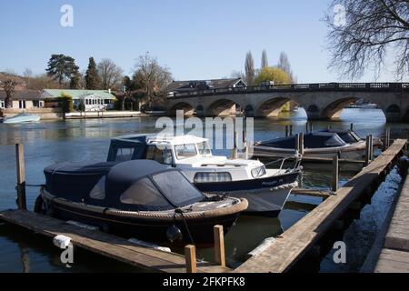 Piccole barche sul Tamigi a Henley sul Tamigi in Oxfordshire nel Regno Unito Foto Stock