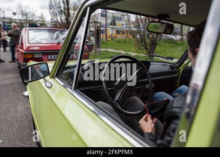 L'abitacolo di una classica Fiat 125p è visto durante il rally fuori dall'UST (Passenger Car Factory) di Varsavia. Collezionisti e proprietari di auto noto come Polonez hanno segnato il 43° compleanno della vettura a Varsavia. L'UST Polonez è un'autovettura sviluppata in Polonia in collaborazione con Fiat e prodotta da Fabryka samochodów Osobowych (Passenger Car Factory) - meglio conosciuta come UST - dal 1978 al 2002. E' stato un nuovo progetto hatchback di Giorgetto Giugiaro. Il veicolo è stato un successo assoluto dei tempi comunisti in Polonia, anche molto famoso nel cosiddetto blocco orientale. Foto Stock