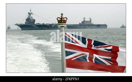The International Fleet Review il 28 giugno 2005 a Portsmouth, Inghilterra. La rassegna fa parte delle celebrazioni del Trafalgar 200 che segnano il 200° anniversario della battaglia di Trafalgar in cui Lord Nelson comandò la Royal Navy in una famosa vittoria sui francesi. La nave delle regine Endurance è la nave rossa David Sandison 28/6/2005 Foto Stock