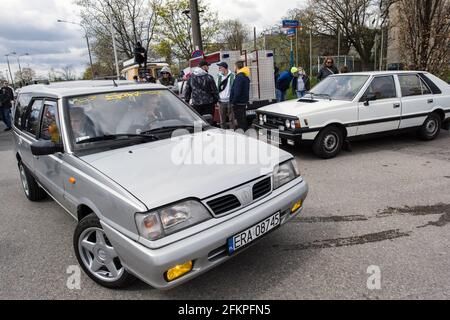 I veicoli Classic Polonez sono presentati durante il rally fuori dall'UST (Passenger Car Factory) di Varsavia. I collezionisti e i proprietari di auto noto come Polonez hanno segnato il 43° compleanno della vettura a Varsavia. L'UST Polonez è un'autovettura sviluppata in Polonia in collaborazione con Fiat e prodotta da Fabryka samochodów Osobowych (Passenger Car Factory) - meglio conosciuta come UST - dal 1978 al 2002. E' stato un nuovo progetto hatchback di Giorgetto Giugiaro. Il veicolo è stato un successo assoluto dei tempi comunisti in Polonia, anche molto famoso nel cosiddetto blocco orientale. Foto Stock