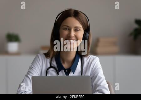 Ritratto di sorridente dottore in cuffia Foto Stock