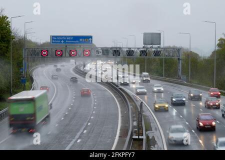 Bristol, Regno Unito. 3 maggio 2021. La pioggia battente porta a spruzzare le misure Smart Motorway sul posto e le condizioni difficili di guida sull'autostrada M5 a Bristol. Il tempo umido è previsto per il resto della giornata, con la conseguente difficoltà dei viaggi e una deludente vacanza bancaria. Credit: JMF News/Alamy Live News Foto Stock