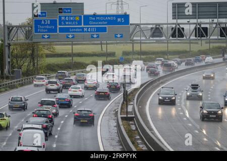 Bristol, Regno Unito. 3 maggio 2021. La pioggia battente provoca spruzzi e condizioni di guida difficili sull'autostrada M5 a Bristol. Il tempo umido è previsto per il resto della giornata, con la conseguente difficoltà dei viaggi e una deludente vacanza bancaria. Credit: JMF News/Alamy Live News Foto Stock