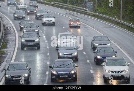 Bristol, Regno Unito. 3 maggio 2021. La pioggia battente provoca spruzzi e condizioni di guida difficili sull'autostrada M5 a Bristol. Il tempo umido è previsto per il resto della giornata, con la conseguente difficoltà dei viaggi e una deludente vacanza bancaria. Credit: JMF News/Alamy Live News Foto Stock