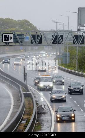 Bristol, Regno Unito. 3 maggio 2021. La pioggia battente provoca spruzzi e condizioni di guida difficili sull'autostrada M5 a Bristol. Il tempo umido è previsto per il resto della giornata, con la conseguente difficoltà dei viaggi e una deludente vacanza bancaria. Credit: JMF News/Alamy Live News Foto Stock