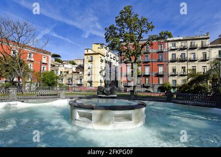 Napoli, 2 maggio 2021. Una fontana in un parco pubblico nel centro storico della città. Foto Stock