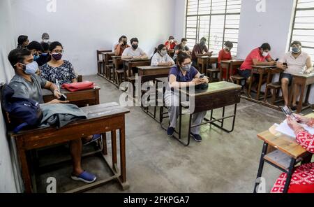 Nuova Delhi, India. 03 maggio 2021. La gente aspetta di essere vaccinata in una scuola governativa trasformata in centro di vaccinazione a Delhi. Nelle ultime 24 ore, l'India ha registrato 368,147 nuovi casi di covid-19 e 3,405 decessi. (Foto di Naveen Sharma/SOPA Images/Sipa USA) Credit: Sipa USA/Alamy Live News Foto Stock