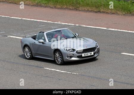 2018 Fiat 124 Spider Lusso + Multial; direzione autostrada M6, Regno Unito Foto Stock