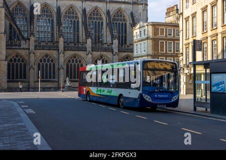 Un unico ponte 2014 Alexander Dennis Enviro autobus di stagecoach, in attesa in High Street, Bath UK. Foto Stock