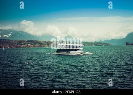 Vista panoramica di una barca futuristica sul lago di Luzern, girato a Luzern, svizzera Foto Stock