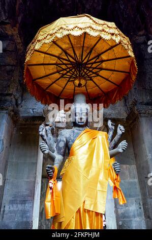 Otto-armati statua del dio indù Shiva all'interno di Angkor Wat, Siem Reap, Cambogia. Foto Stock