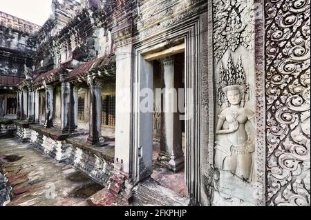 Bassorilievo raffigurante ballerini di Apsara. Cultura Khmer, Angkor Wat, Siem Reap, Cambogia Foto Stock