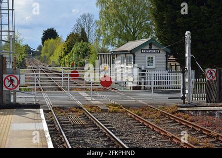 Level Crossing azionato manualmente presso la stazione ferroviaria di Poppleton, vicino a York North Yorkshire Foto Stock