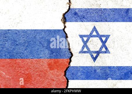 Russia contro Israele bandiere su muro rotto, concetto di conflitto politico Foto Stock