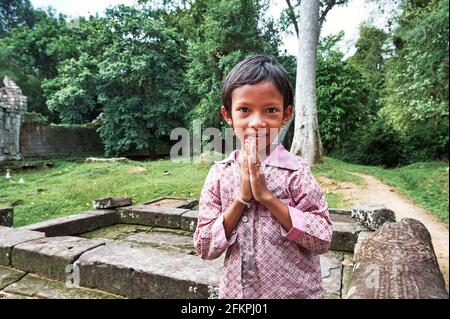 Un ragazzo carino al tempio di Preah Kahn. Siem Reap. Cambogia Foto Stock