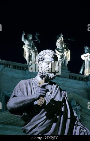 Statua di San Pietro con le chiavi della chiesa di fronte alla Basilica di San Pietro, Vaticano, Roma, Italia. Foto Stock