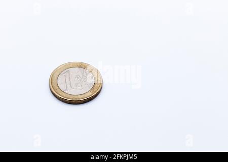 una moneta in euro su sfondo bianco dello studio Foto Stock