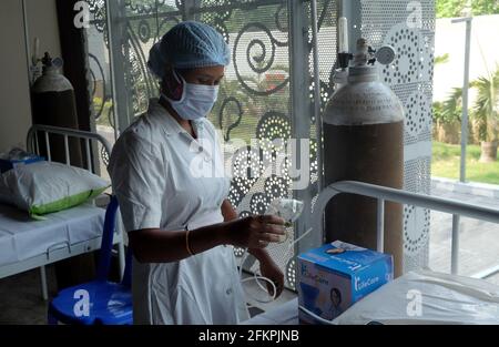 Kolkata, India. 3 maggio 2021. Un operatore medico prepara un salotto di ossigeno per i pazienti COVID-19 a Kolkata, India, 3 maggio 2021. Nelle ultime 24 ore sono stati segnalati in India 368,147 nuovi casi di COVID-19, portando il totale a 19,925,604, secondo il ministero della salute di lunedì. Credit: Sr/Xinhua/Alamy Live News Foto Stock