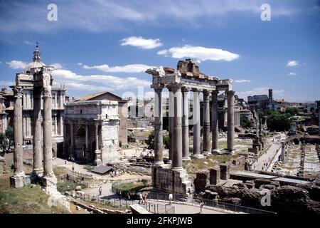 Vista del Foro Romano dal Portico dei Consentes, Roma, Italia. Foto Stock