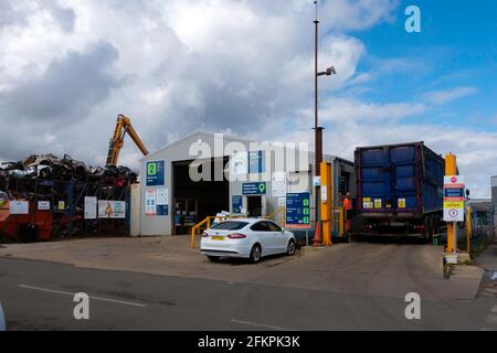 Un piccolo impianto di riciclaggio dei metalli in un sito industriale in North Yorkshire in grado di riciclare metalli ferrosi e non ferrosi Foto Stock