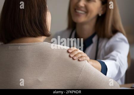 Primo piano del paziente senior per il comfort dell'infermiera femminile Foto Stock